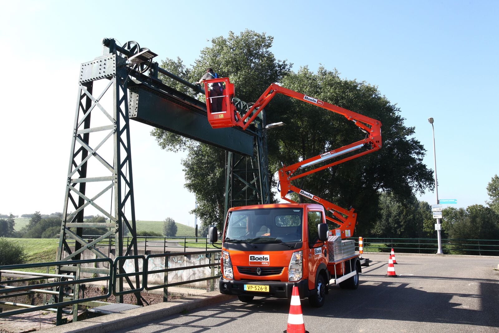 Nacelle sur véhicule à bras articulé 13 m