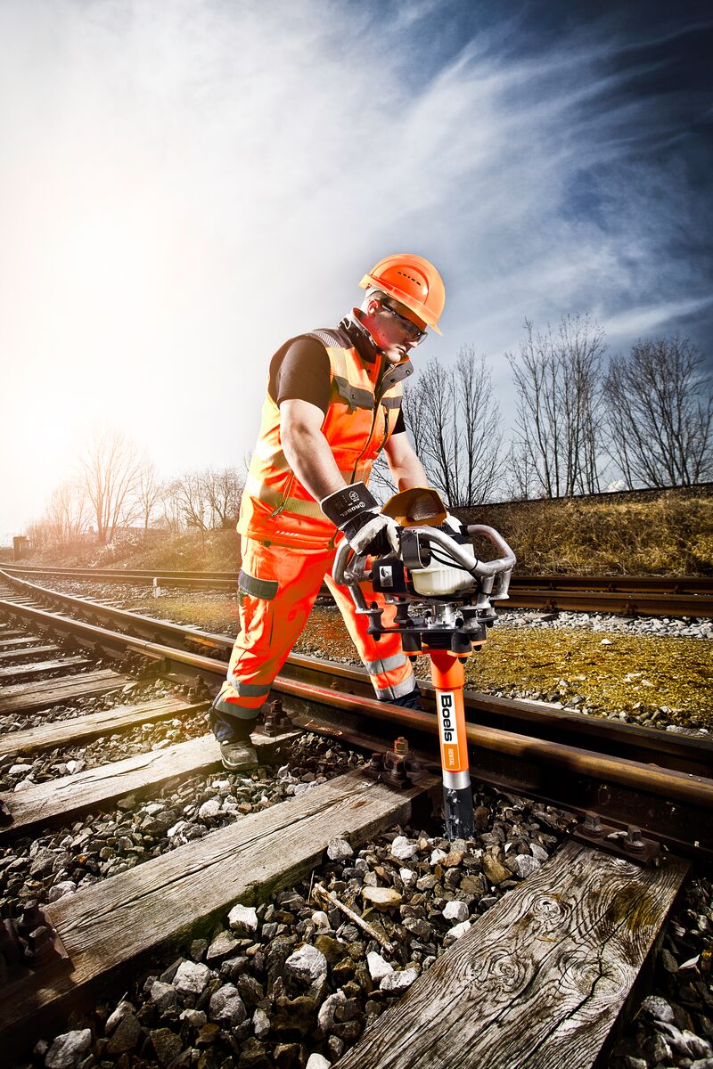 Machine vibrante pour déplacer les rails