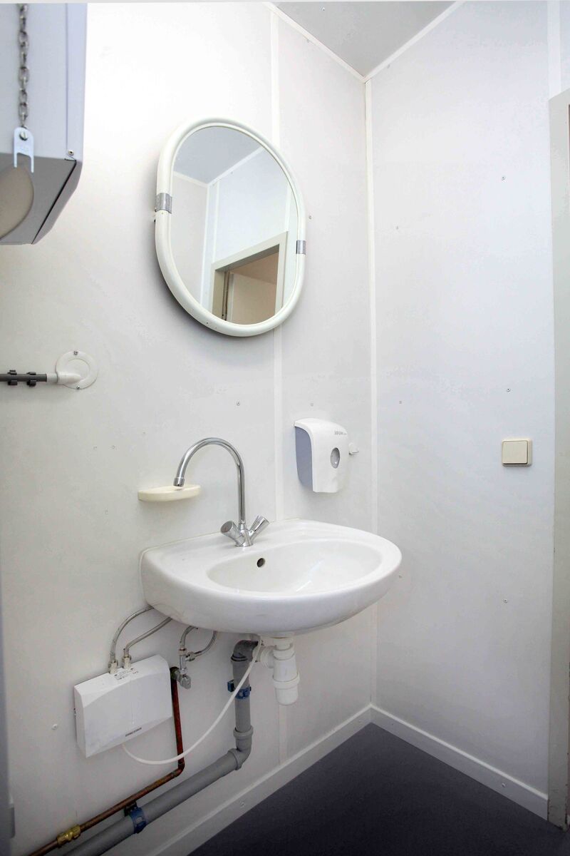 Changing room with sanitary facilities 6x3m 380V 32A