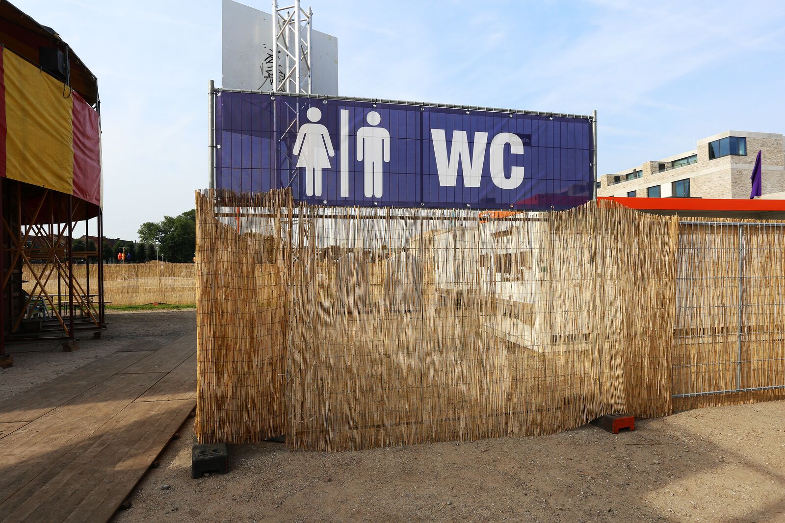 Sail with reeds for event fence