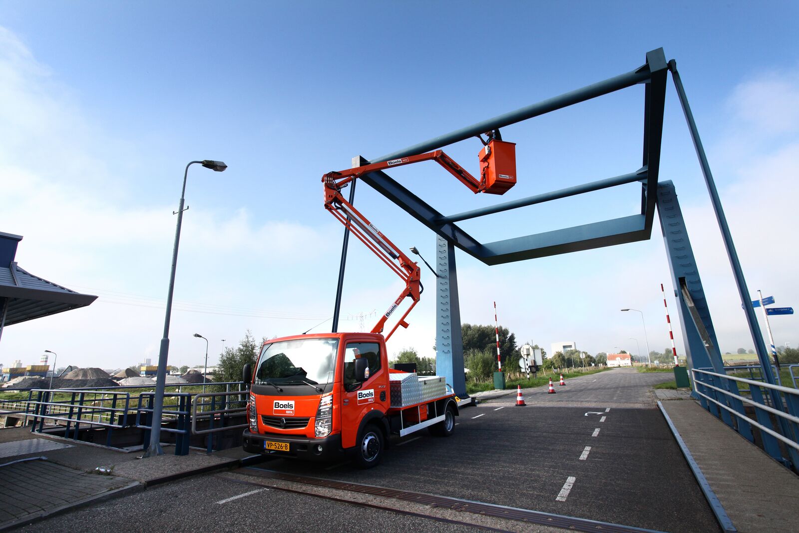 Nacelle sur véhicule à bras articulé 13 m